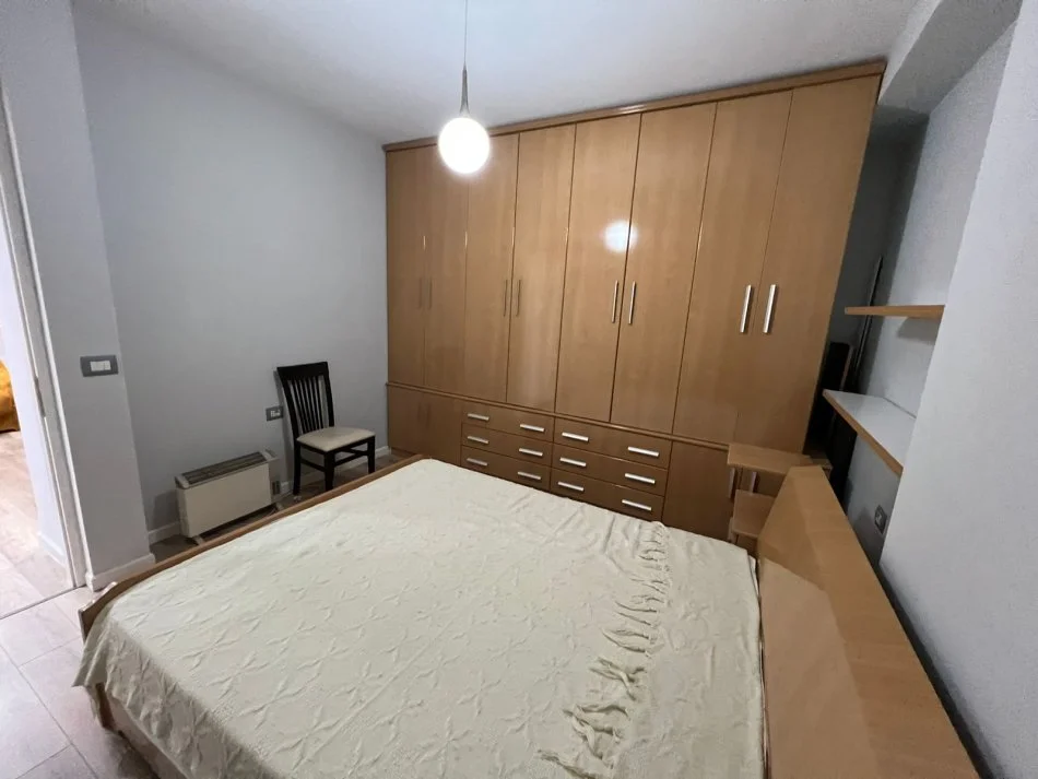 Tirane, jap me qera apartament 2+1+Ballkon Kati 2, 85 m² 650 € (RRUGA BILL KLINTON)