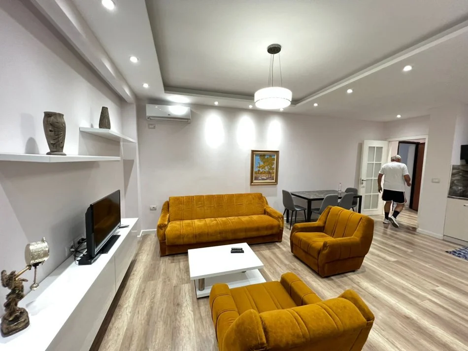 Tirane, jap me qera apartament 2+1+Ballkon Kati 2, 85 m² 650 € (RRUGA BILL KLINTON)