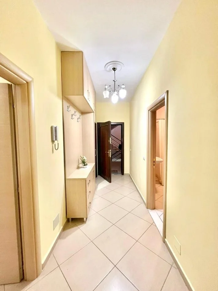 Tirane, jepet me qera apartament 1+1+Ballkon Kati 5, 75 m² 550 € (Kodra e Diellit)