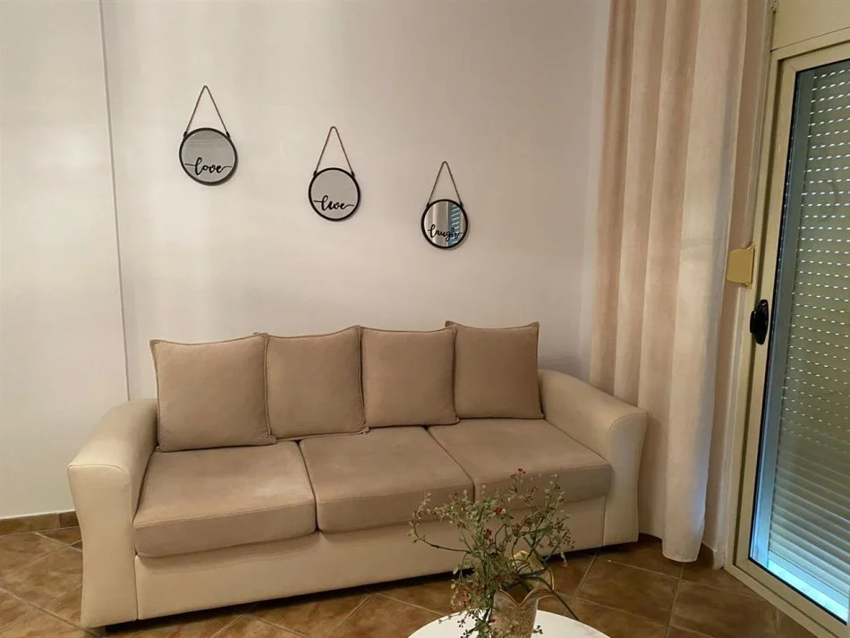 Tirane, jepet me qera apartament 1+1 Kati 3, 65 m² 35,000 leke (Prane Spar Market, Fresk.)