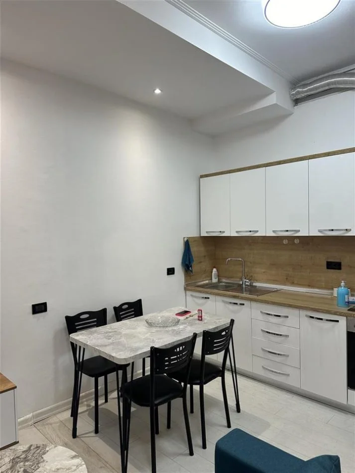 Tirane, shitet garsonier 1+1 Kati 0, 42 m² 58.000 € (Prane Restorant Freskut.)