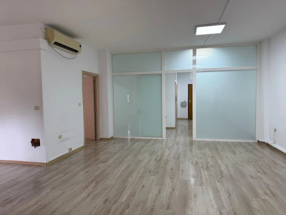 Tirane, jap me qera zyre Kati 1, 210 m² 1.950 € (BLLOK)