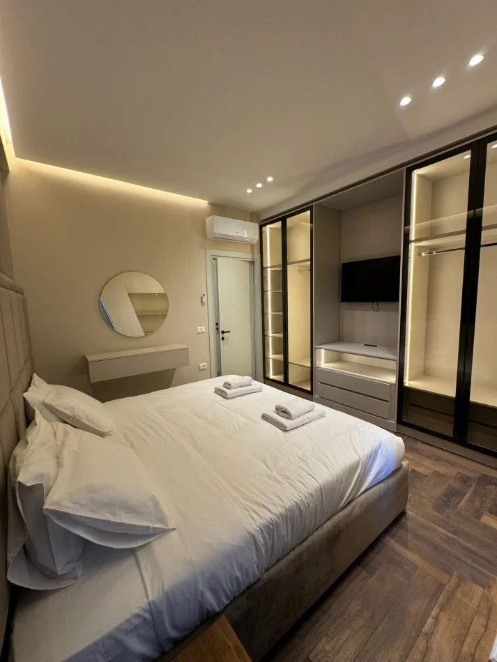 Tirane, jepet me qera apartament 2+1+Ballkon Kati 4, 140 m² 1.800 € (Kompleksi Delijorgji)