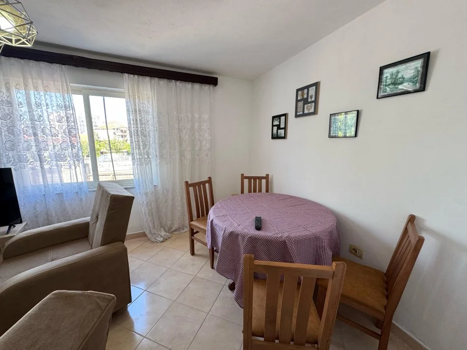 Tirane, jap me qera Vile 1+1 Kati 1, 65 m² 350 € (rruga Frang Bardhi)