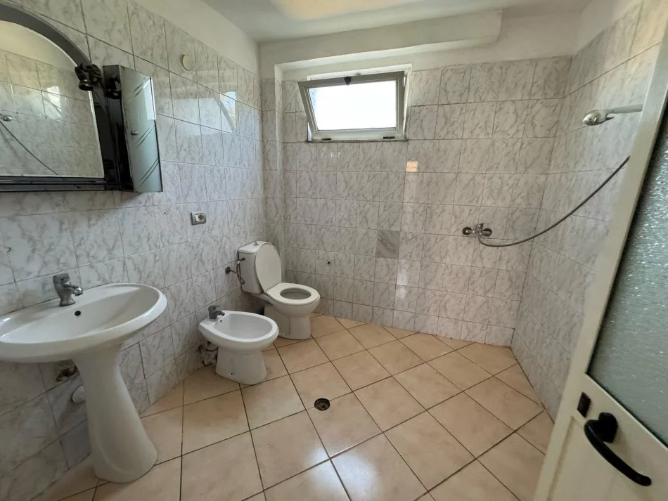 Tirane, jap me qera Vile 1+1 Kati 1, 65 m² 350 € (rruga Frang Bardhi)