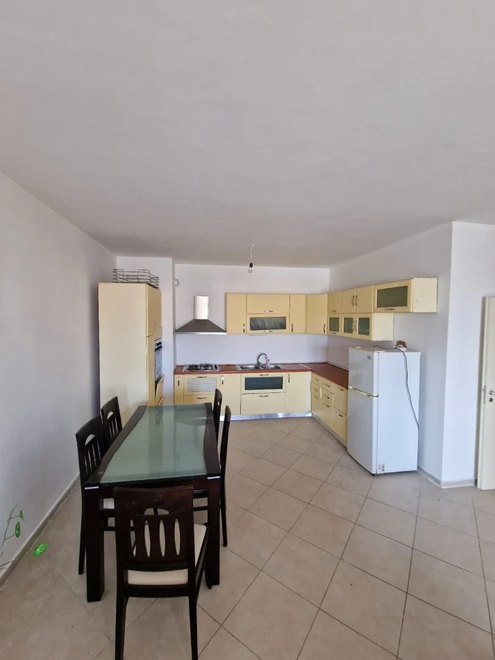 Durres, jepet me qera apartament 1+1+Ballkon Kati 7, 65 m² 350 € (Stacioni i Trenit)