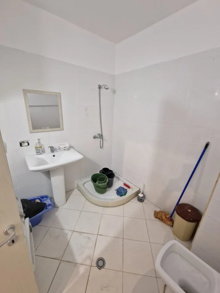 Durres, jepet me qera apartament 1+1+Ballkon Kati 7, 65 m² 350 € (Stacioni i Trenit)