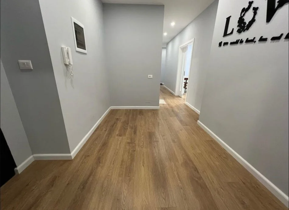 Tirane, jepet me qera apartament duplex 2+1+Ballkon , 100 m² 800 € 