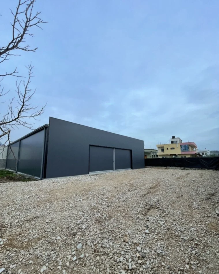 Tirane, jepet me qera magazine Kati 4, 320 m² 1.500 € (Demokracia,Kamez)