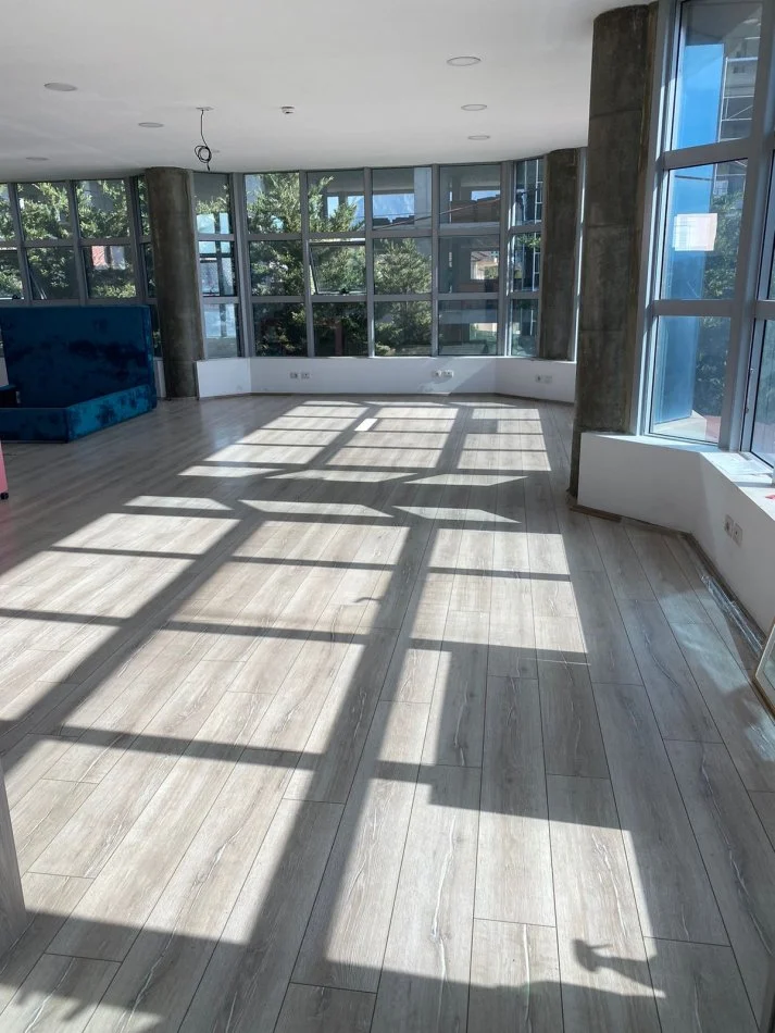 Tirane, jepet me qera ambjent biznesi Kati 2, 140 m² 1.000 € (Paskuqan)
