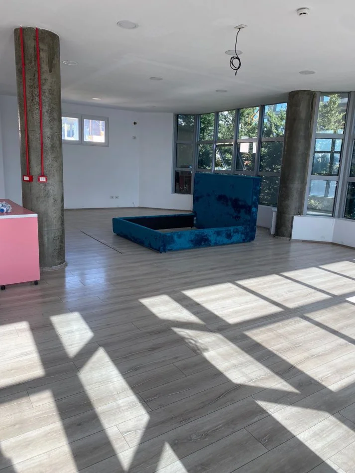 Tirane, jepet me qera ambjent biznesi Kati 2, 140 m² 1.000 € (Paskuqan)