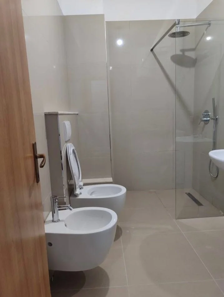 Tirane, jepet me qera apartament 2+1 Kati 1, 94 m² 600 € (Liqeni i Thate, Rr. “Eduard Mano”)