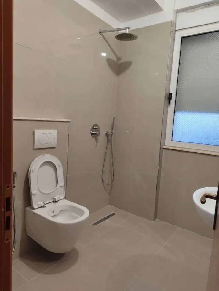 Tirane, jepet me qera apartament 2+1 Kati 1, 94 m² 600 € (Liqeni i Thate, Rr. “Eduard Mano”)