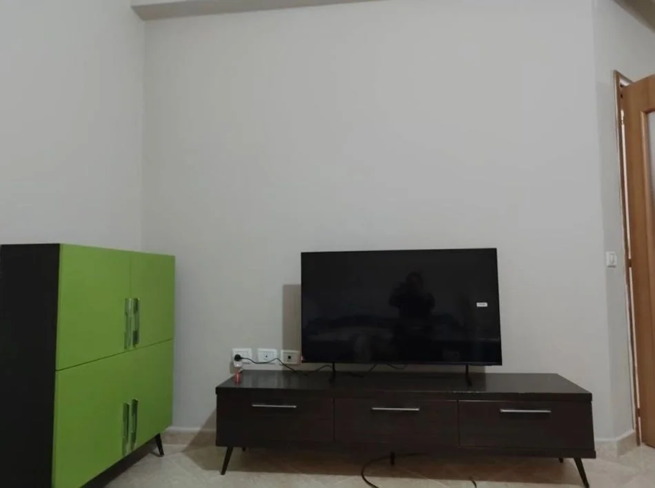 Tirane, jepet me qera apartament 2+1 Kati 1, 94 m² 600 € (Liqeni i Thate, Rr. “Eduard Mano”)