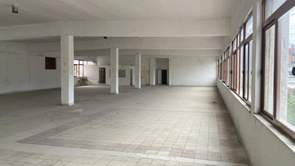 Tirane, shitet dyqan Kati 0, 126 m² 415.800 € (Ndodhet ne rrugen kryesore "Aleksander Moisiu" Cmimi:3300euro m2)