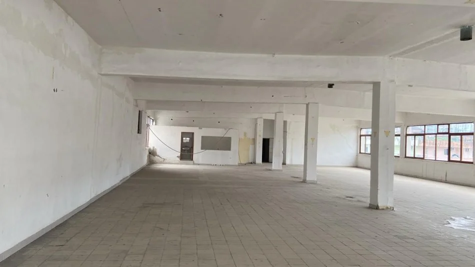 Tirane, shitet dyqan Kati 0, 126 m² 415.800 € (Ndodhet ne rrugen kryesore "Aleksander Moisiu" Cmimi:3300euro m2)