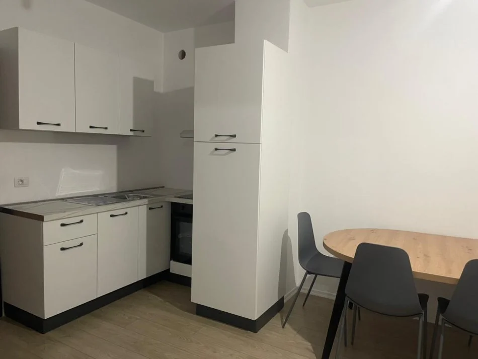 Tirane, jepet me qera apartament 1+1+Ballkon Kati 0, 85 m² 350 € (Univers City)