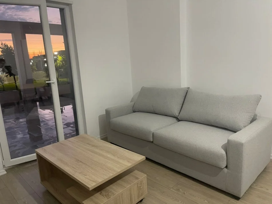 Tirane, jepet me qera apartament 1+1+Ballkon Kati 0, 85 m² 350 € (Univers City)