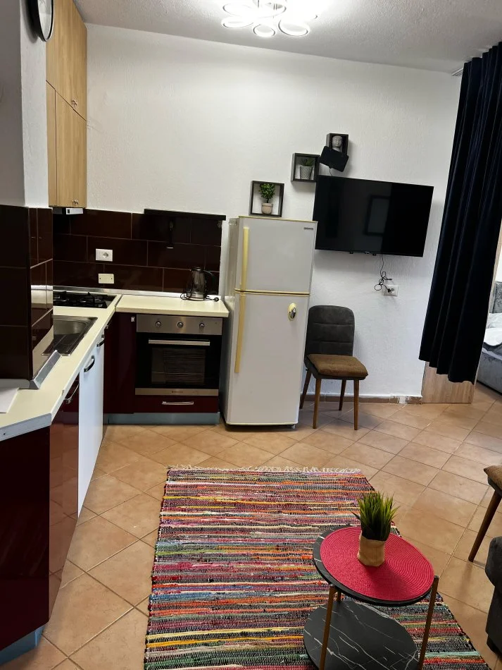 Tirane, jepet me qera apartament 1+1 Kati 3, 48 m² 450 € (Rruga 5 Maji)