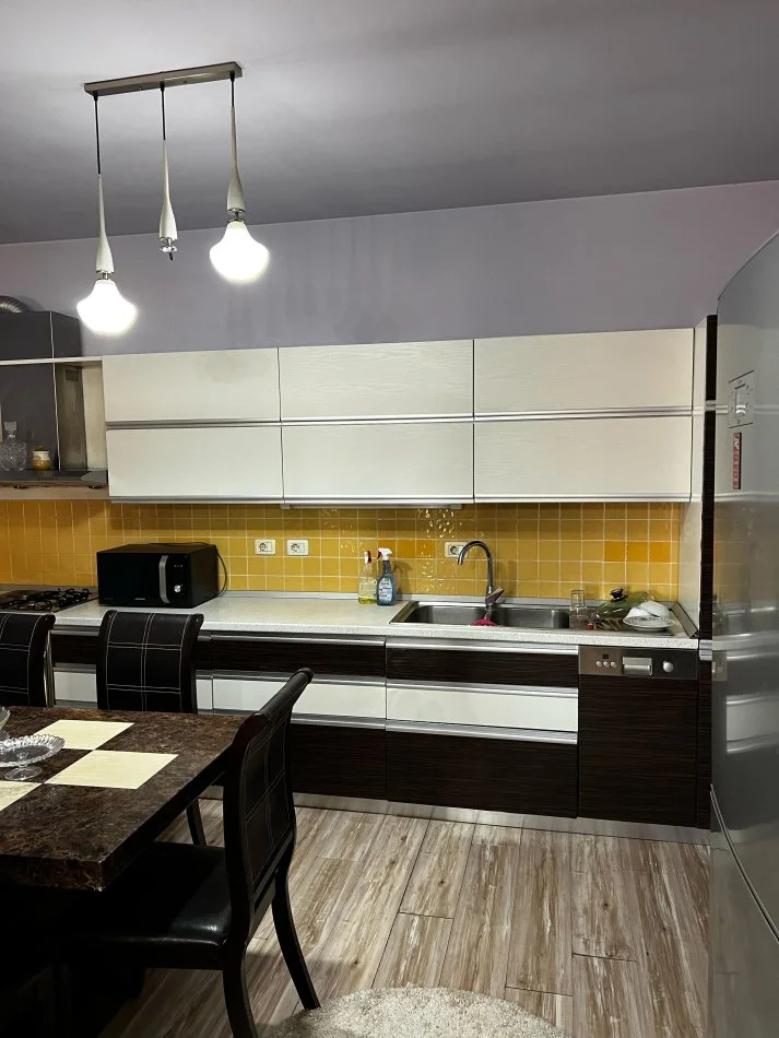Tirane, jepet me qera apartament 2+1+Ballkon Kati 2, 110 m² 650 € (Kristal Center)