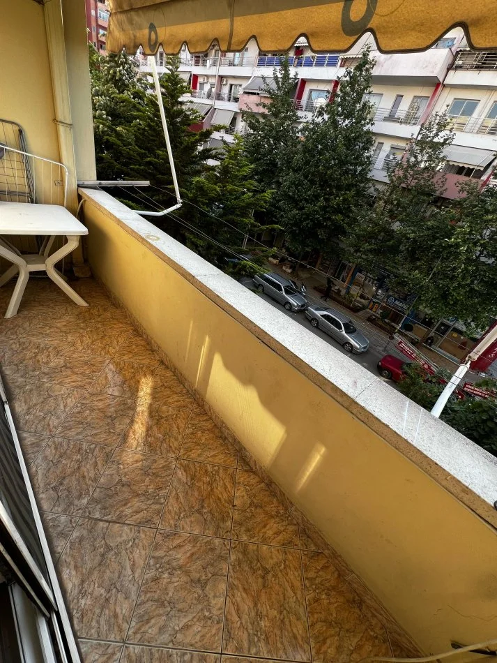 Tirane, jepet me qera apartament 2+1+Ballkon Kati 2, 110 m² 650 € (Kristal Center)