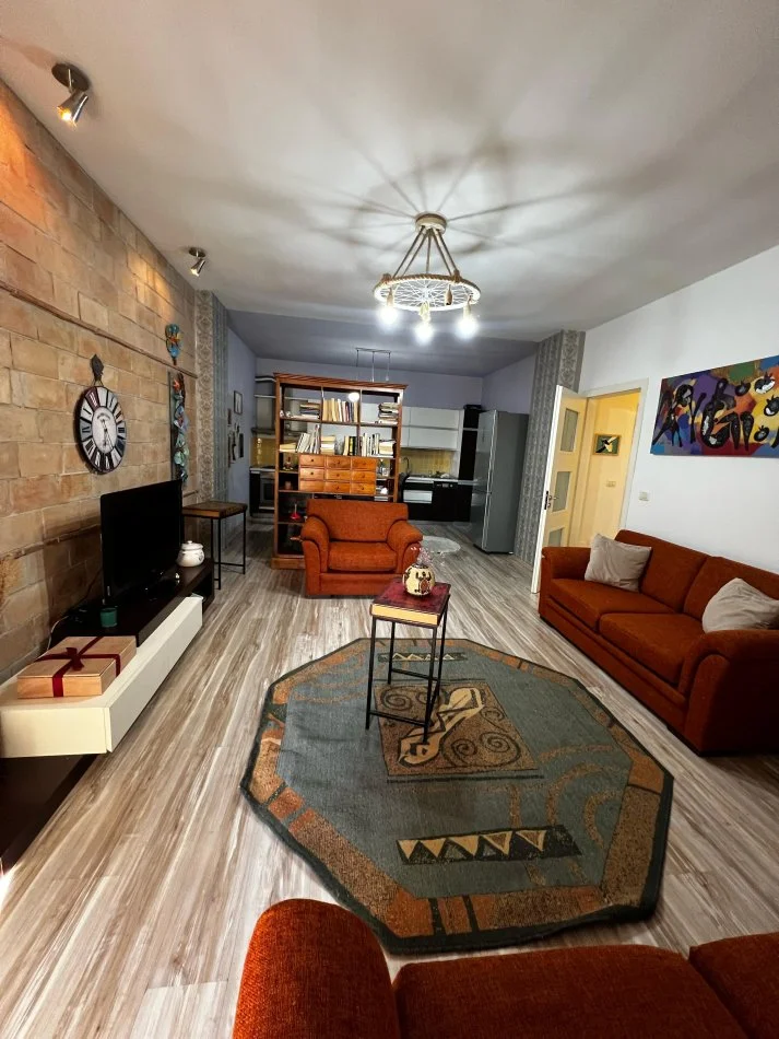 Tirane, jepet me qera apartament 2+1+Ballkon Kati 2, 110 m² 650 € (Kristal Center)