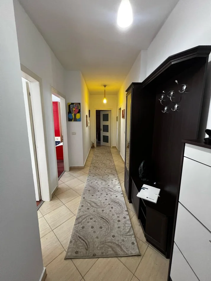 Tirane, jepet me qera apartament 2+1+Ballkon Kati 2, 110 m² 650 € (Kristal Center)