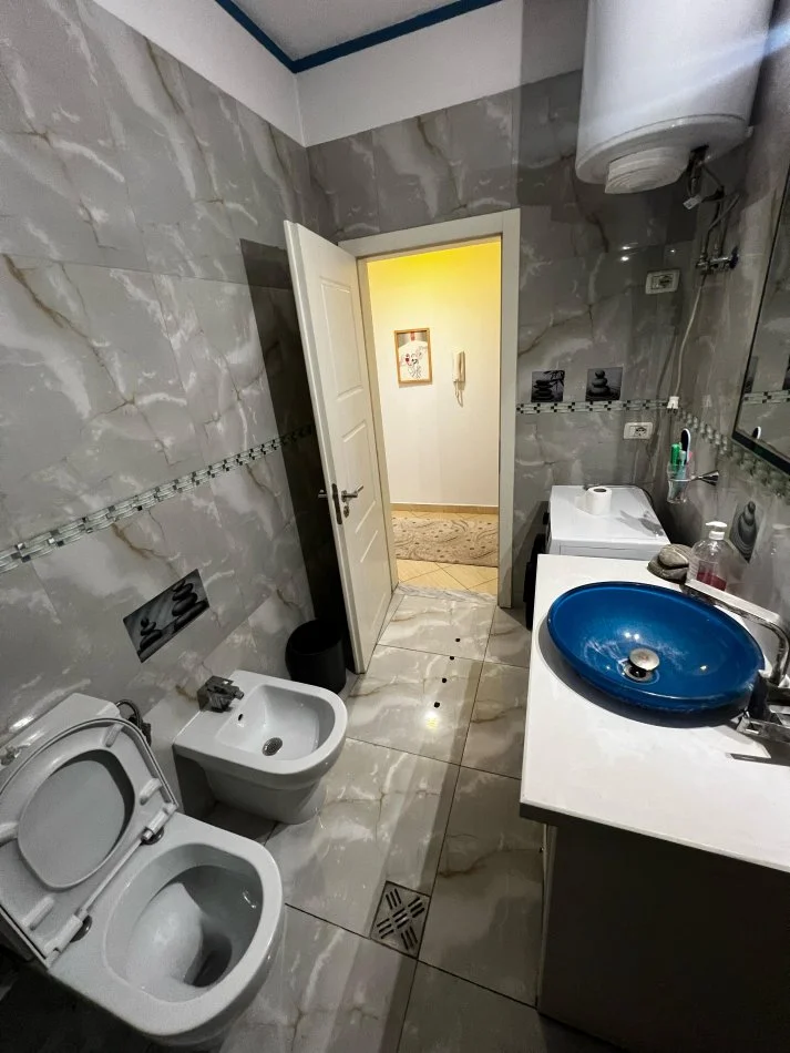 Tirane, jepet me qera apartament 2+1+Ballkon Kati 2, 110 m² 650 € (Kristal Center)