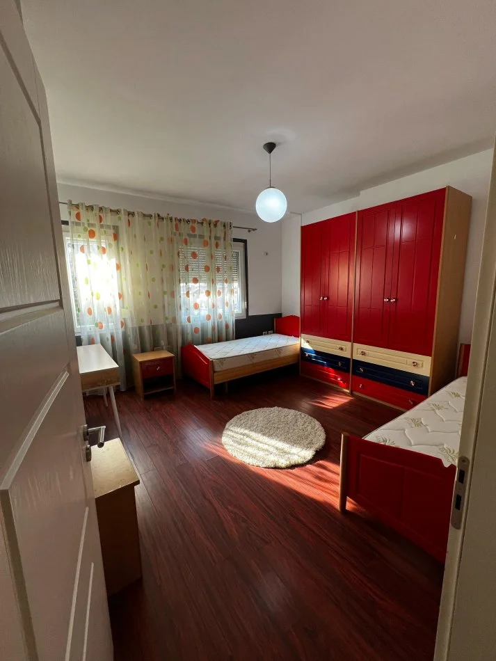 Tirane, jepet me qera apartament 2+1+Ballkon Kati 2, 110 m² 650 € (Kristal Center)