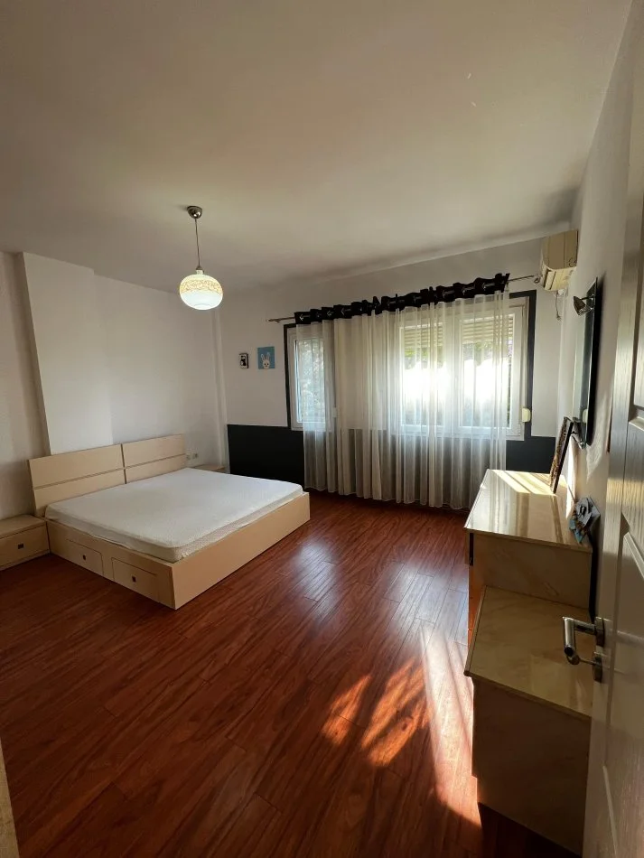 Tirane, jepet me qera apartament 2+1+Ballkon Kati 2, 110 m² 650 € (Kristal Center)