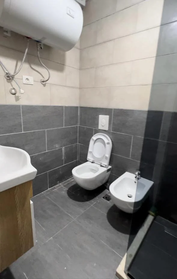 Tirane, jepet me qera apartament 2+1 Kati 4, 98 m² 45,000 leke (Kompleksi Tom Doshi)