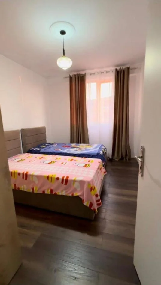 Tirane, jepet me qera apartament 2+1 Kati 4, 98 m² 45,000 leke (Kompleksi Tom Doshi)