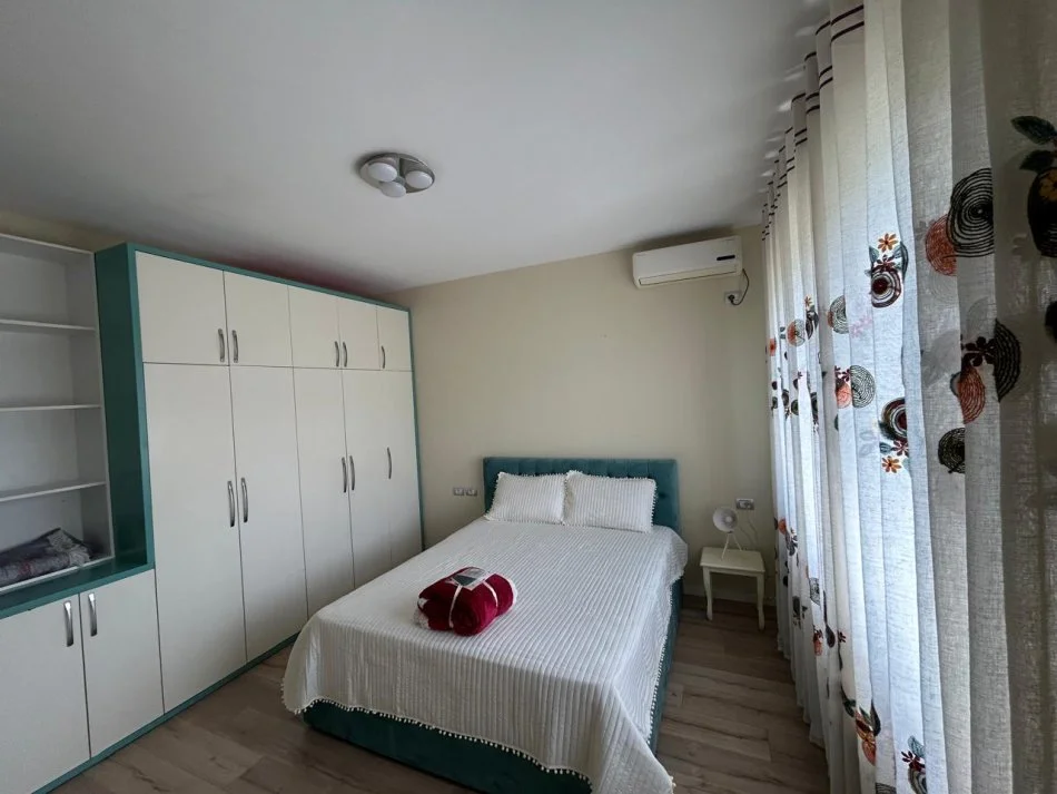 Tirane, jepet me qera apartament 3+1+Ballkon Kati 6, 135 m² 1.200 € (liqeni)