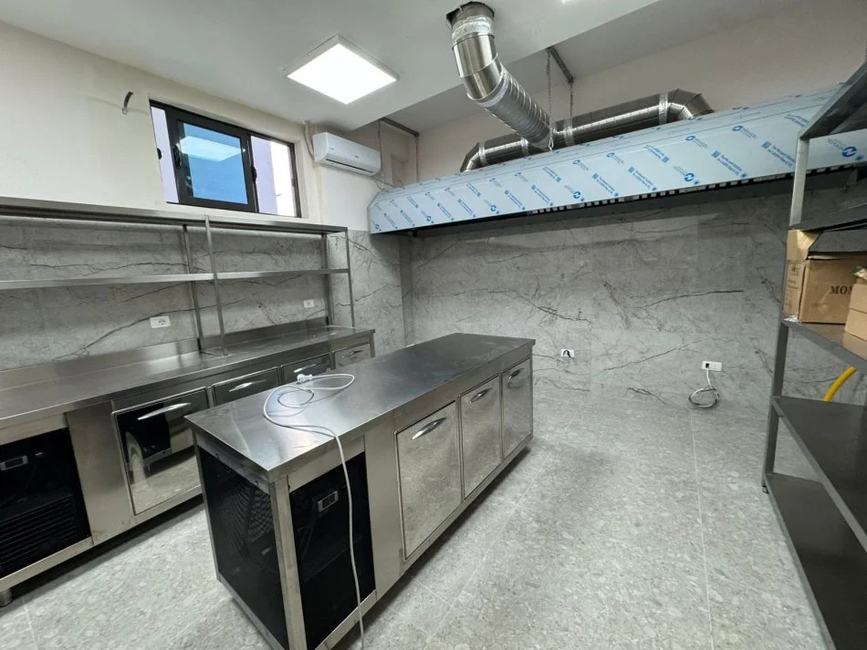 Golem, jepet me qera hotel Kati 3, 500 m² 85.000 € (Golem)