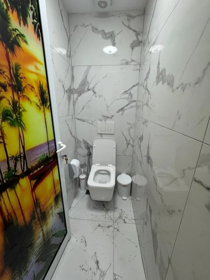 Golem, jepet me qera hotel Kati 3, 500 m² 85.000 € (Golem)