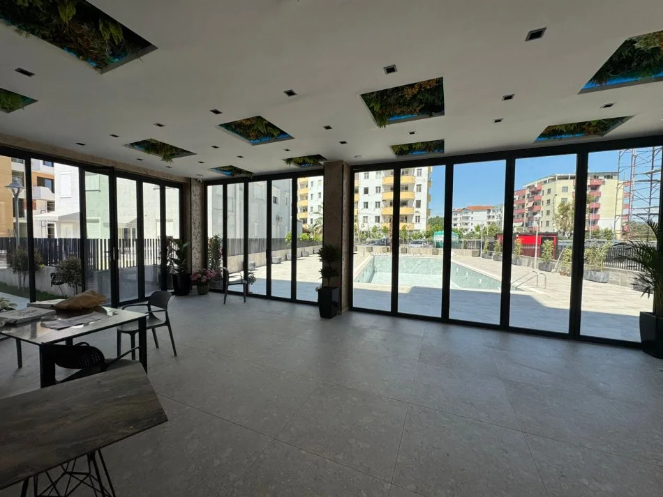 Golem, jepet me qera hotel Kati 3, 500 m² 85.000 € (Golem)