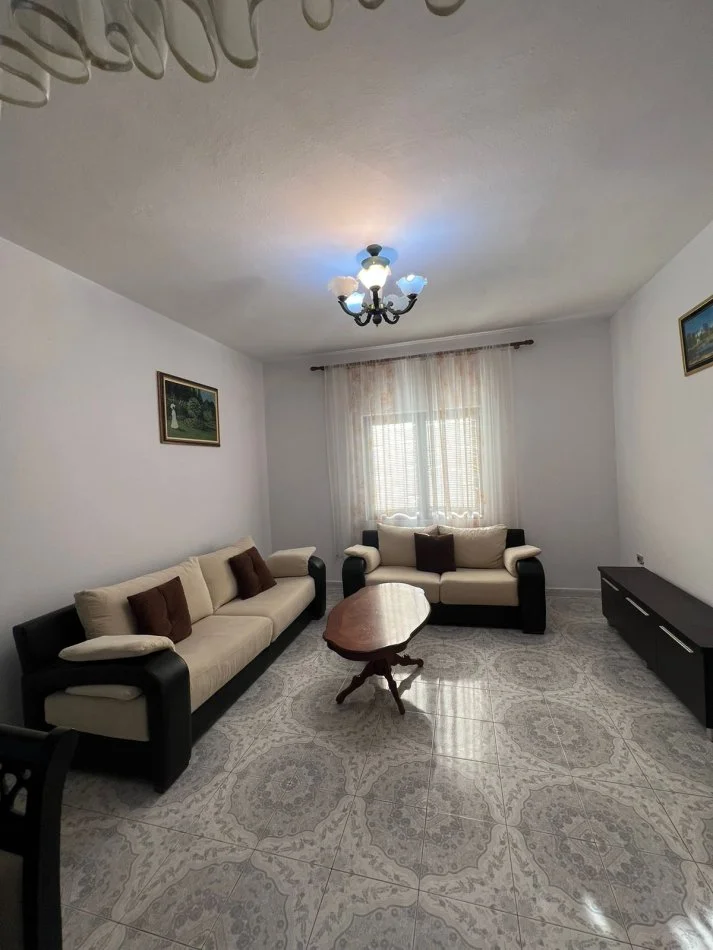 Tirane, jepet me qera shtepi 2+1+Ballkon Kati 2, 110 m² 400 € (Vilat Amerikane)