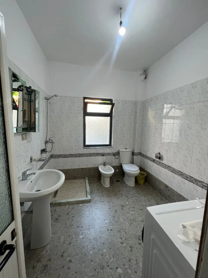 Tirane, jepet me qera shtepi 2+1+Ballkon Kati 2, 110 m² 400 € (Vilat Amerikane)