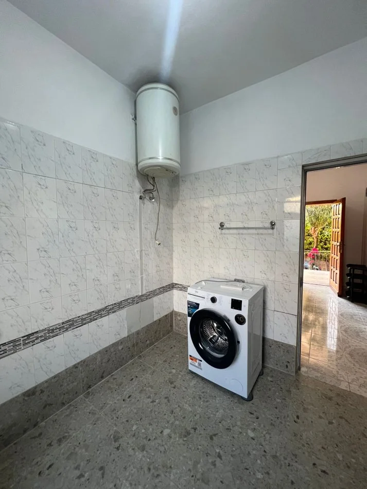 Tirane, jepet me qera shtepi 2+1+Ballkon Kati 2, 110 m² 400 € (Vilat Amerikane)