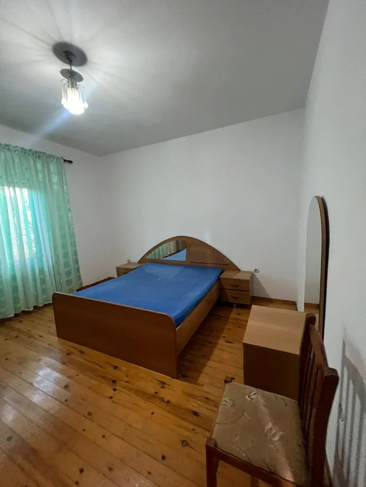 Tirane, jepet me qera shtepi 2+1+Ballkon Kati 2, 110 m² 400 € (Vilat Amerikane)