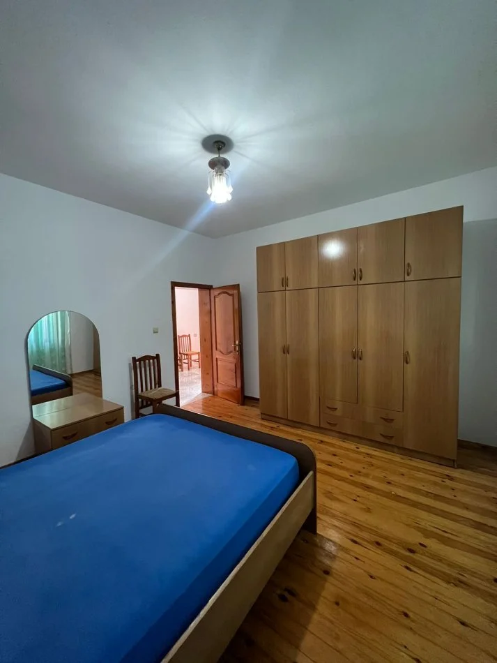 Tirane, jepet me qera shtepi 2+1+Ballkon Kati 2, 110 m² 400 € (Vilat Amerikane)