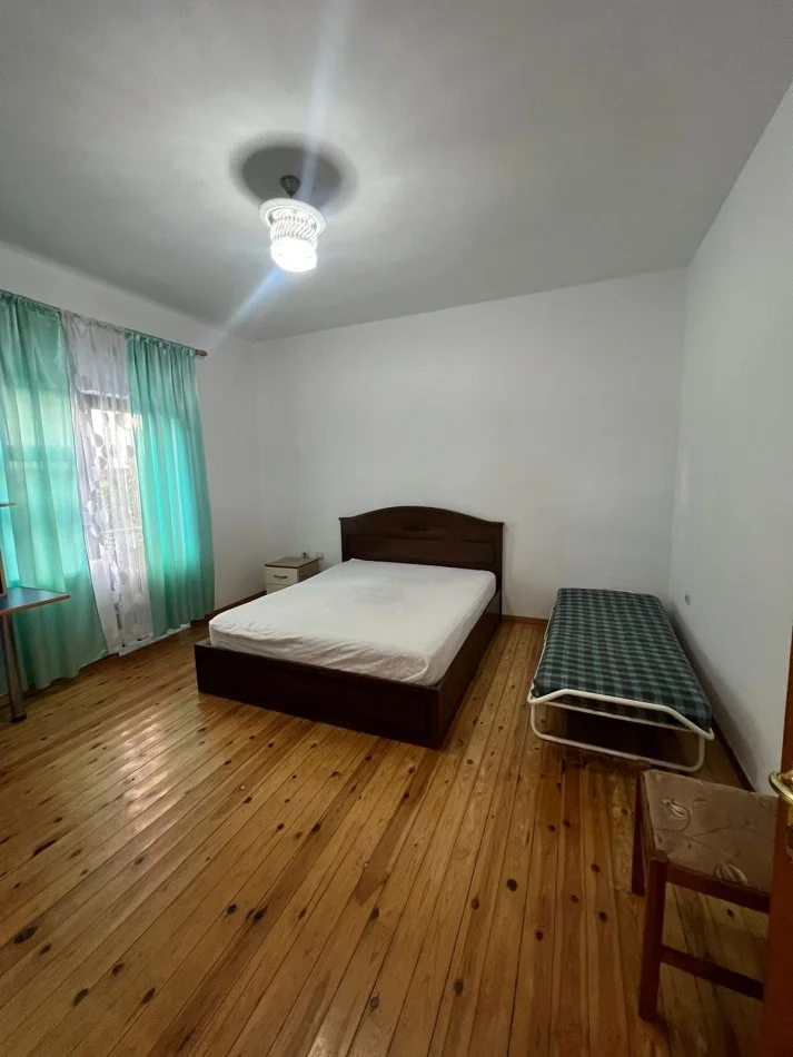 Tirane, jepet me qera shtepi 2+1+Ballkon Kati 2, 110 m² 400 € (Vilat Amerikane)
