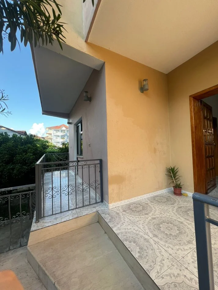 Tirane, jepet me qera shtepi 2+1+Ballkon Kati 2, 110 m² 400 € (Vilat Amerikane)