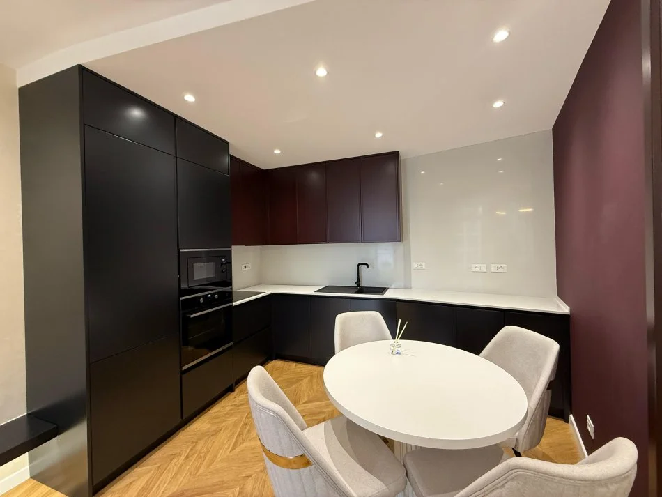 Tirane, jepet me qera apartament 1+1+Ballkon Kati 4, 78 m² 1.500 € (Liqeni Artificial)