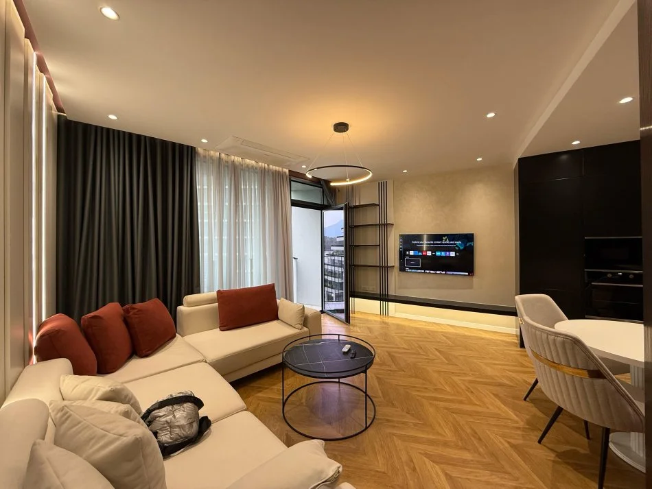 Tirane, jepet me qera apartament 1+1+Ballkon Kati 4, 78 m² 1.500 € (Liqeni Artificial)