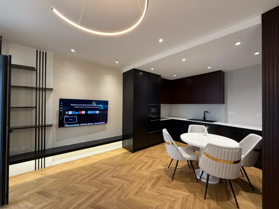 Tirane, jepet me qera apartament 1+1+Ballkon Kati 4, 78 m² 1.500 € (Liqeni Artificial)