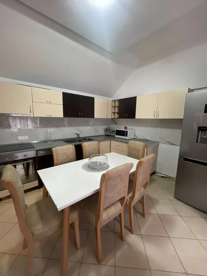 Tirane, jepet me qera apartament 1+1+Ballkon Kati 5, 70 m² 400 € (Rruga e Kavajes)