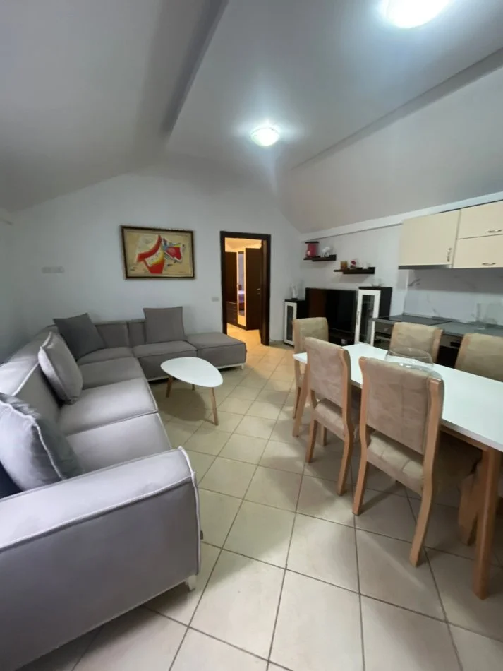 Tirane, jepet me qera apartament 1+1+Ballkon Kati 5, 70 m² 400 € (Rruga e Kavajes)