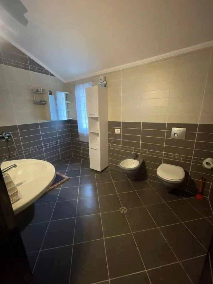 Tirane, jepet me qera apartament 1+1+Ballkon Kati 5, 70 m² 400 € (Rruga e Kavajes)