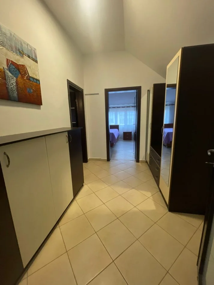 Tirane, jepet me qera apartament 1+1+Ballkon Kati 5, 70 m² 400 € (Rruga e Kavajes)